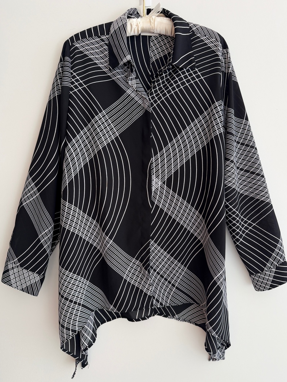 CHICO'S Rosalind Graphic Design Tunic Blouse Handkerchief Hem Sheer Travel Layer